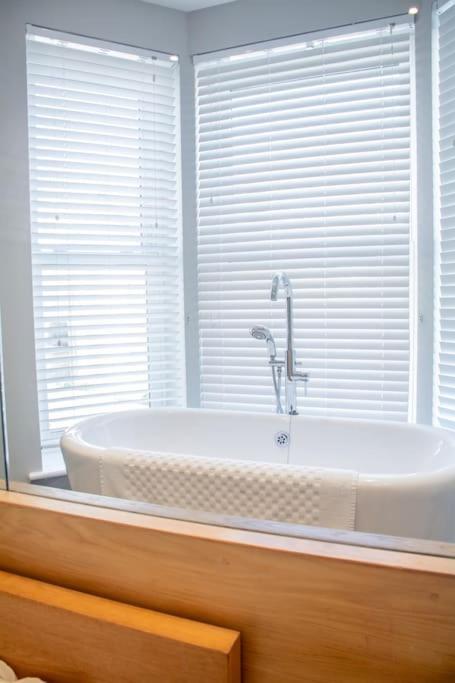 Edge14- Spacious, Stylish And Near The Beach! 新码头 外观 照片